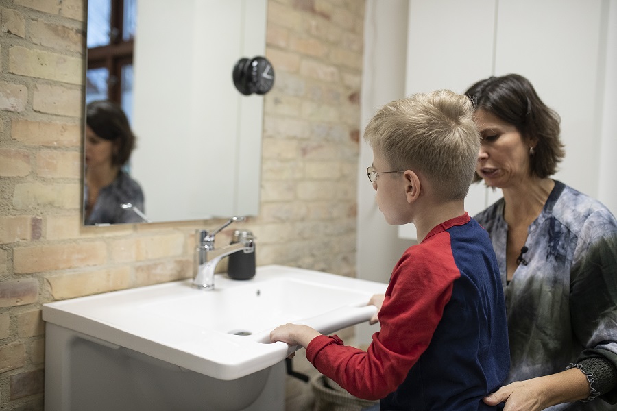 Adjustable washbasins designed for accessible bathrooms