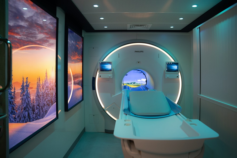 Philips showcases ‘UK’s first virtually helium-free’ MRI truck at congress 